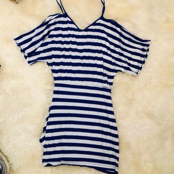 BEBE SEXXXXXY💕
Dress bebe
BEBE Striped Casual blue & white cold shoulder… - Picture 2 of 11